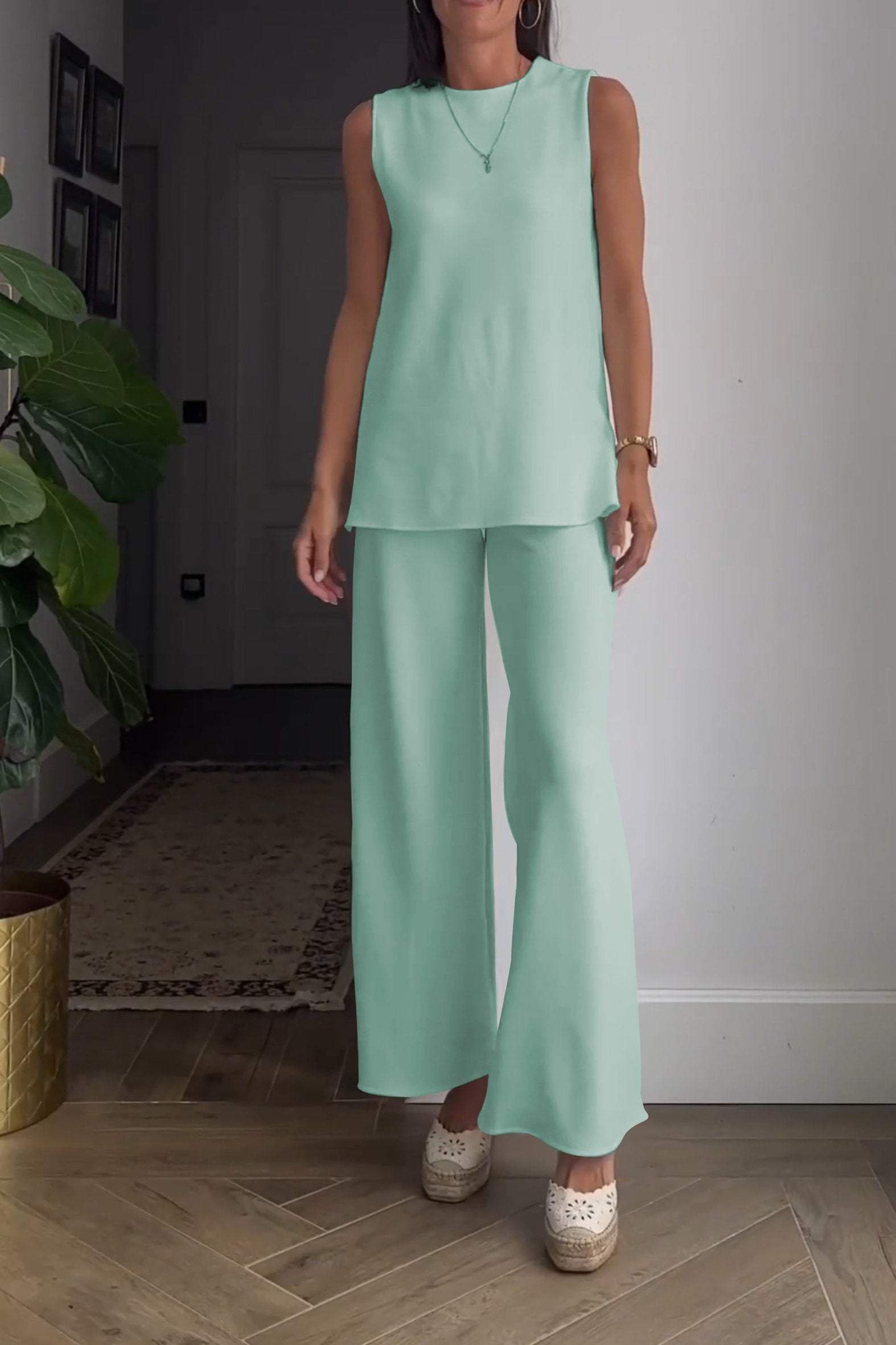 Solid color  sleeveless top suit